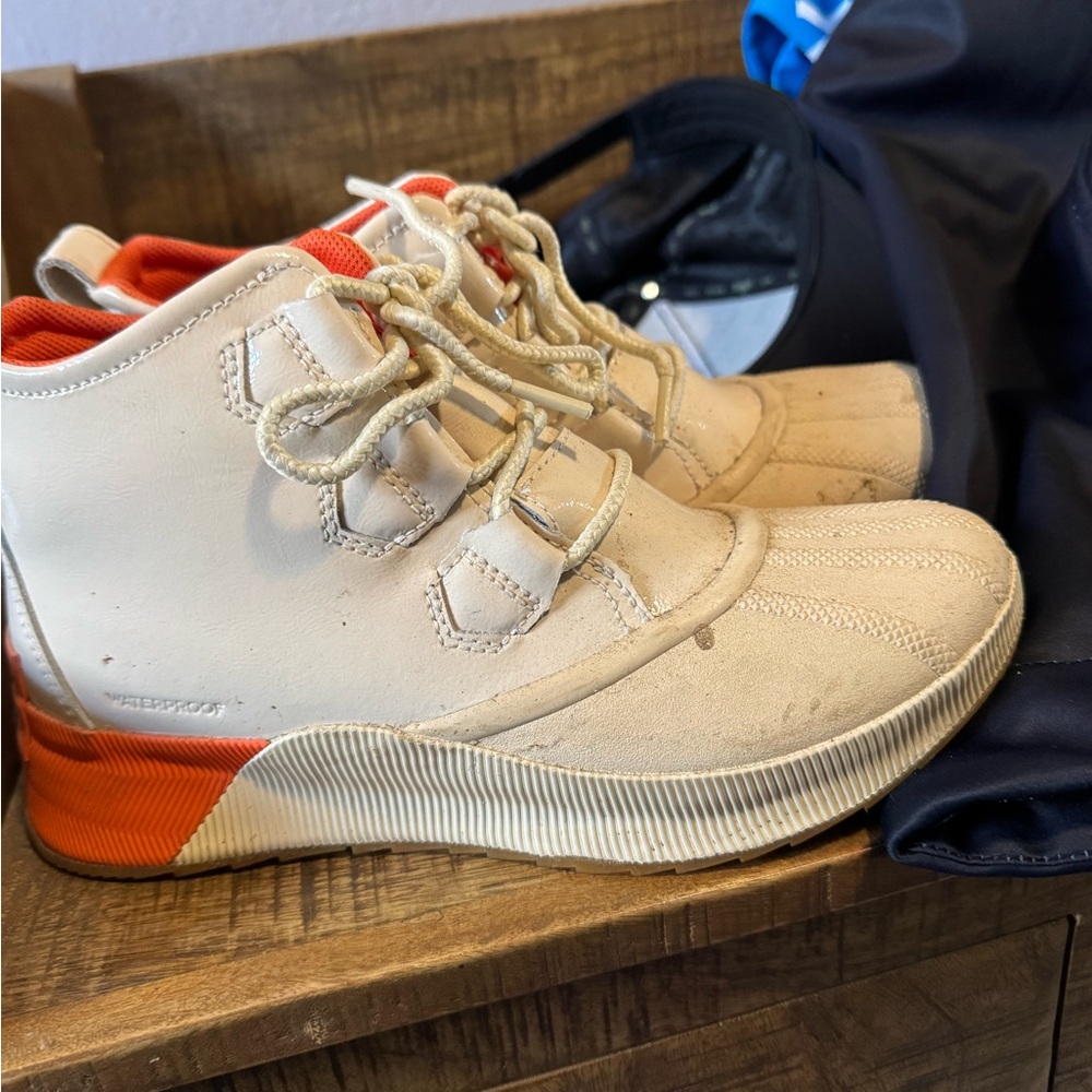 Sorel Cream and Orange duck boots never worn
